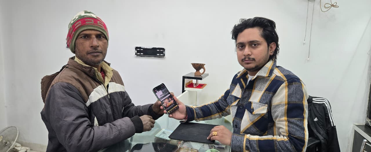 Our team assists a customer with device evaluation at our Patna centre